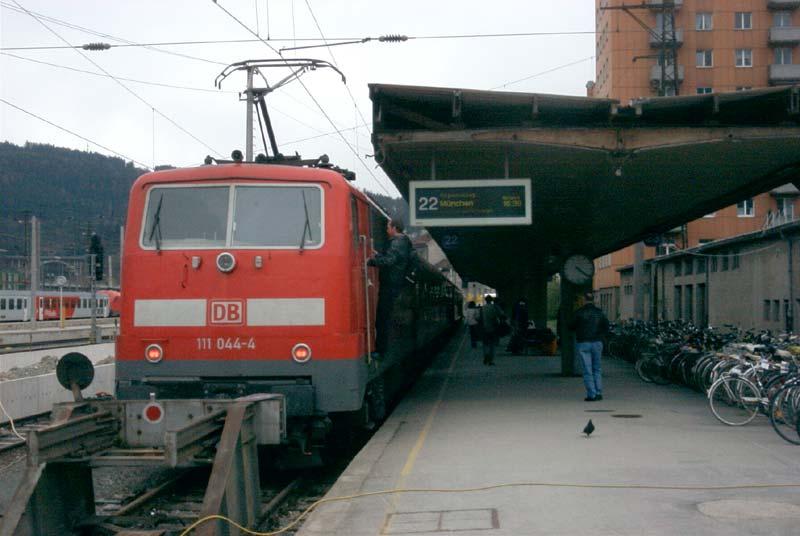 Mittenwaldbahn: 111 044 wird in wenigen Minuten nach Mnchen abfahren. Der langsam vor sich hin rottende Mittenwaldbahnsteig - das erste und fr lange Zeit einzige elektrifizierte Gleis am Innsbrucker Hauptbahnhof - soll demnchst berbaut werden.