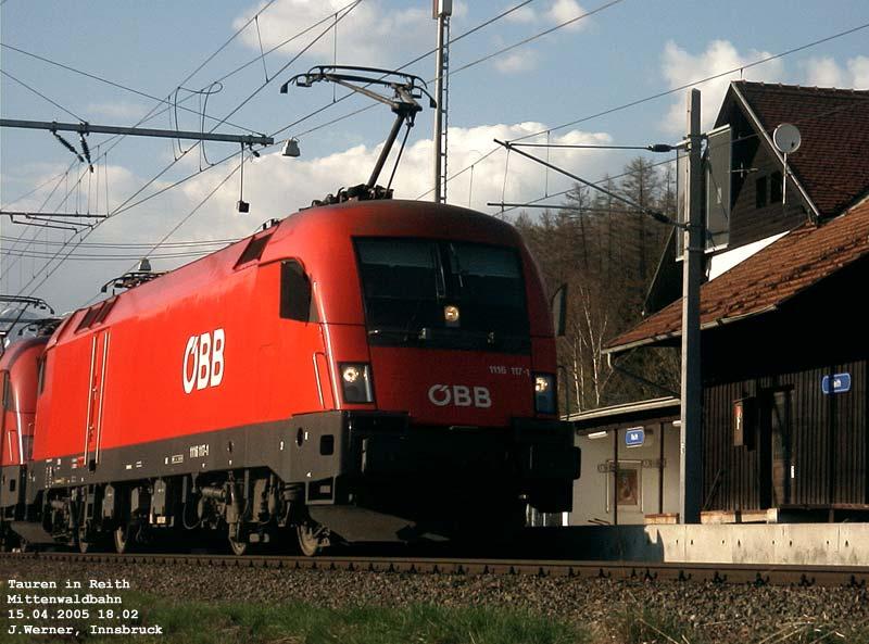 Mittenwaldbahn: 1116-117 und ihre Schwester betreten den Bahnhof zu Reith mit ihrem Gterzug voll nach frisch abgesgtem Wald duftenden Rundholzes, um auf den aus Innsbruck erwarteten Gegenzug zu warten. 15. April 2005