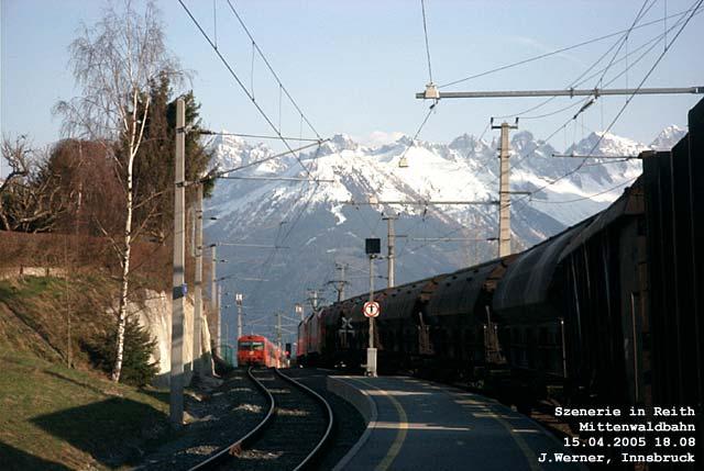 Mittenwaldbahn: 1116-117 mit ihrer Schwester begegnet mit deren gemeinsamem Gterzuge, frmlich mit einem Walde duftenden Rundholzes beladen, in Reith einem Personenzuge, der von Innsbruck kommt, mit 8073-076 geschoben von 1144-234. 15. April 2005