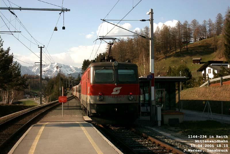 Mittenwaldbahn: 1144-234 verlt den Bahnhof Reith, schiebt ihren Zug weiter auf Seefeld zu. 15. April 2005 kHds