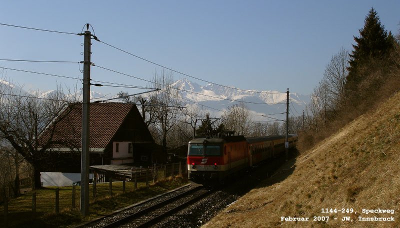 Mittenwaldbahn: 1144-249 schiebt ihren Zug nach Scharnitz - der Speckweg ist passiert, nun geht es durch Allerheiligen und Kranebitten in die Martinswand hinein. 9. Feber 2007 kHds