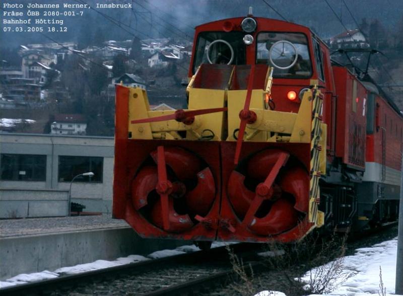 Mittenwaldbahn: BB 2080-001 wartet, in schner Zweisamkeit mit 1144-216 verbunden, am Bahnhofe Htting auf den Gegenzug, der alsbald, von zwei der edlen Tauren geleitet vom Seefelder Plateau herabgestiegen, vorbeiziehen wird... 