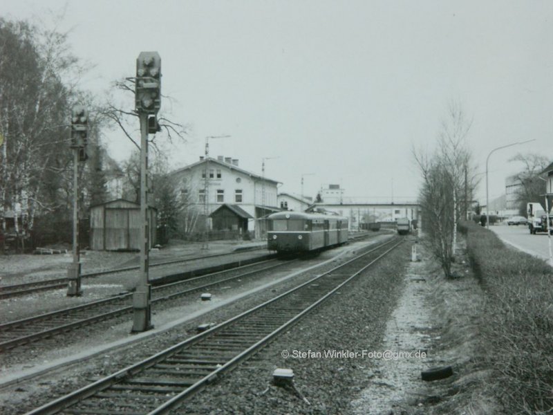 Mitterteich ca. 1983 oder 1984: Auf einem 6x6 Negativ habe ich die Ausfahrt des 3teiligen Schienenbusses festgehalten. Man beachte auch die Wellblechgarage fr die ehem. Bahnhofskf links. Das zugehrige Gleis ist aber schon weg. Heute ist hier alles weg....  Auf dem Foto ist noch richtig Gterverkehr, wie man hinten auf den Gleisen sehen kann...

Wieder was historisches aus meiner Sammlung.