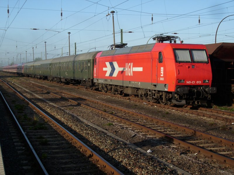 Mittlerweile beliebt sind die im Herbst fahrenden Sonderzge von Kln nach Rgen.Am 12.September 2009 stande der Sonderzug,mit der HGK-Lok 145-CL 013
der einen Tag zuvor aus Binz gekommen,in Bergen/Rgen.Ganze Drei Tage steht der Zug in Bergen/Rgen.