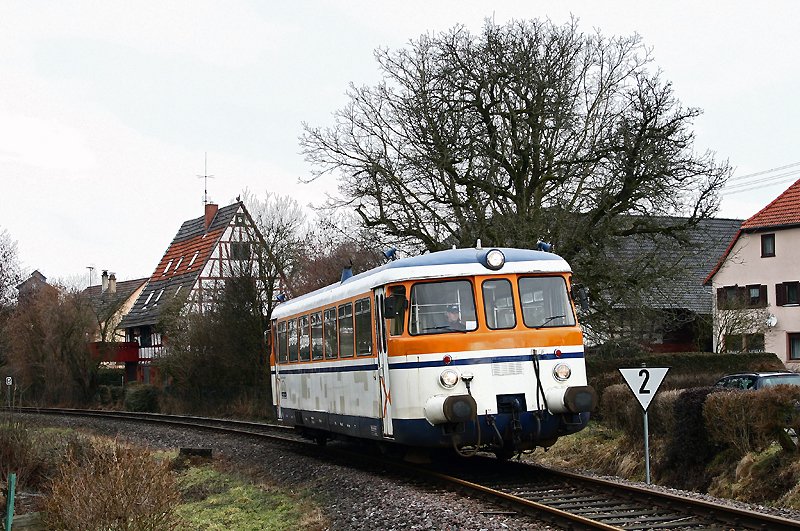 Mittlerweile bereits historisch ist diese Aufnahme, die den VT 27 der SWEG als SWE 70773 von Neckarbischofsheim Nord nach Hffenhardt am 24. Februar 2009 zeigt. Der 1966 gebaute MAN Schienenbus wurde zum 04 April mit Fristablauf abgestellt, wodurch die Anzahl der betriebsfhigen MAN bei der SWEG Waibstadt auf zwei Exemplare geschrumpft ist - Zwei Steuerwagen sind ebenfalls noch vorhanden. Die Aufnahme entstand in Neckarbischofsheim Helmhof. Die Strecke nach Hffenhardt erlebt am 31. Juli 2009 ihren vorlufig letzten Betriebstag.