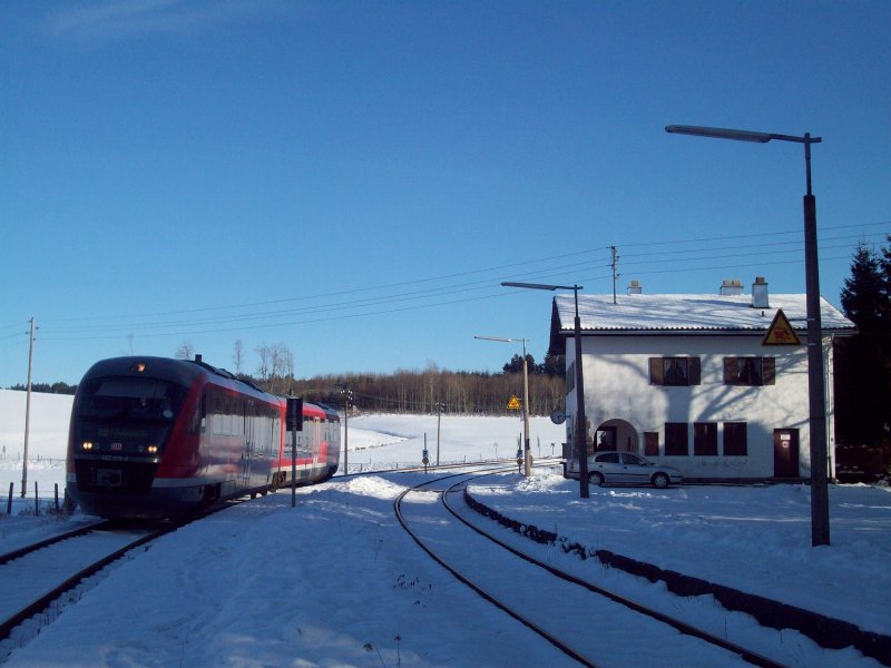 Mittlerweile gibt es hier keinen Verkehrshalt mehr - Jodbad-Sulzbrunn. Die Bahn stellte  mangels nachfrage  diesen Halt ein. Interesanter wei�e haben die Z�ge Richtung Reutte hier einen Aufenthalt von 5 Minuten aufgrund einer Zugkreuzung und die Gegenrichtung tuckert mit maximal 30 durch den Bahnhof...