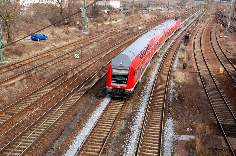Mittlerweile haben die BR 143 mit Dostos die Verkehre zwischen Halle(S) und Mageburg wieder von den Quietschies der BR 425 bernommen. Hier passiert ein Zug von Magdeburg kommend den Rbf Halle(S).