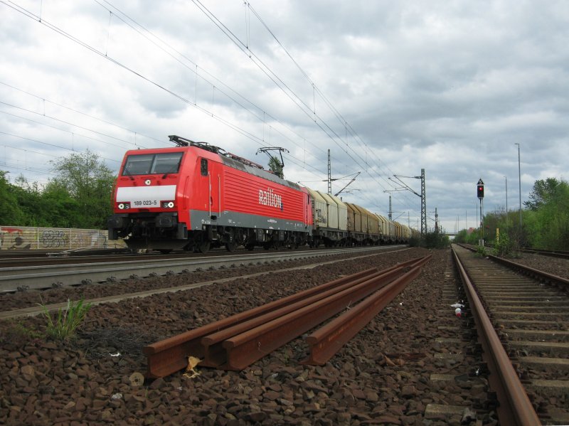 Mittlerweile haben sogar 189 mit tiefen Nummern den  Holland-Latz : 189 023 zieht am 30.04.2008 einen Gterzug bei Porz(Rhein) Richtung Gremberg.