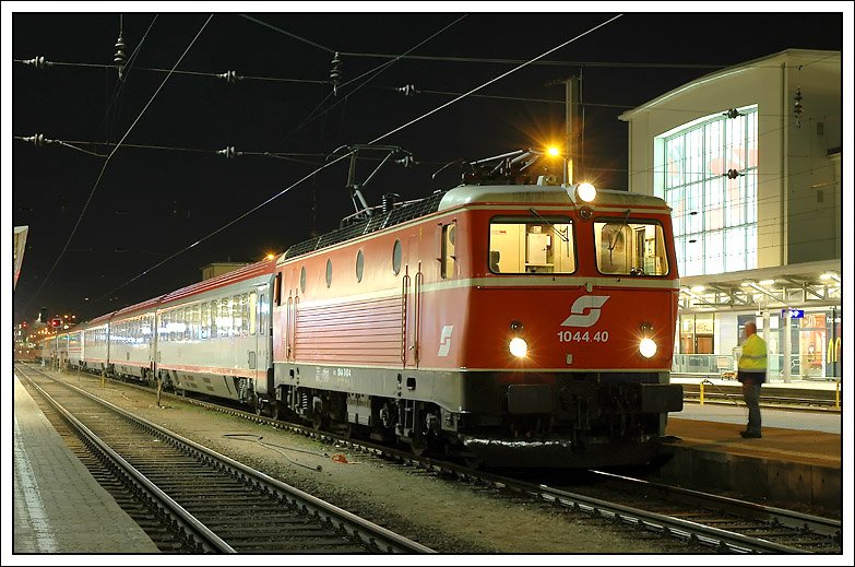 Mittlerweile hat 1044.40 auch ihre Ziffern in Originalgre bekommen. Am 25.2.2008 bespannte sie den EC 159 „Croatia“ von Wien nach Zagreb bis zum Grenzbahnhof Spielfeld-Stra. Die Aufnahme entstand beim Halt in Graz.