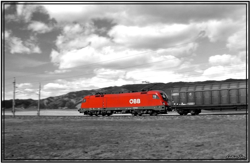 Mitzieher von der 1116 273 welche mit einem Gterzug in Richtung Villach rast ;-)
Zeltweg 19.03.2008