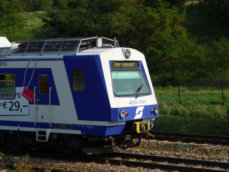 Mitzieher der 4020 274-9 bei der Kreuzung Laaer Ostbahn/Nordbahn/Ostbahn. Fahrziel: Unter Purkersdorf. (21.09.09)