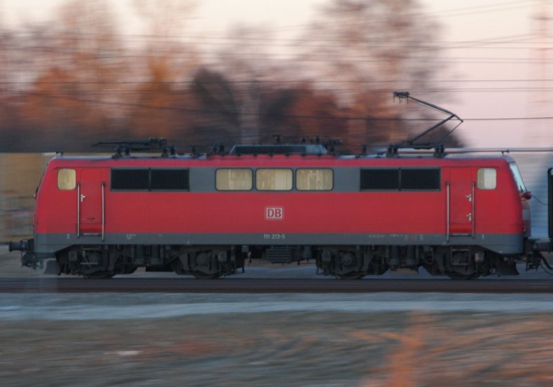 Mitzieher auf die 111 213 am 09.02.08 mit RE 4198 von Mnchen nach Stuttgart