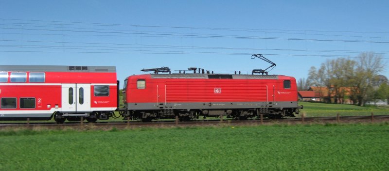 Mitzieher auf die 112 144-9 die am 20.04.09 den RE 21419 nach Hamburg Hbf schiebt. Aufgenommen kurz nach der Ausfahrt aus Reinfeld (Holst.).
