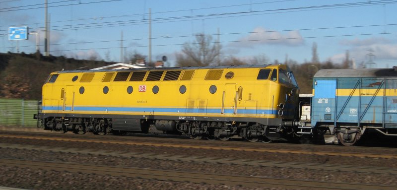 Mitzieher auf 229 181-3 bei der Durchfahrt mit einem Bauzug am 1.04.09 in Hamburg-Harburg.