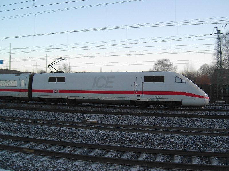Mitzieher auf den 401 567-3 am ICE 888 Nrnberg - Hamburg-Altona bei der Einfahrt in Hamburg-Harburg am Morgen des 2.01.09.