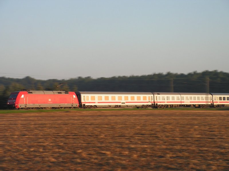 Mitzieher auf die BR 101 mit ihrem IC Richtung Hannover. Aufgenommen am Morgen des 5.8.2008 um 6:40 Uhr an der KBS 380 zwischen Verden (Aller) und Nienburg (Weser).