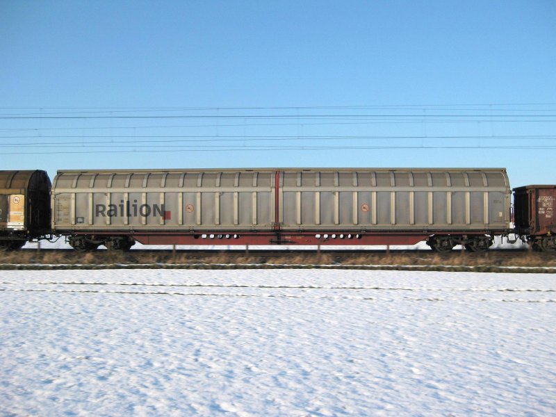 Mitzieher auf einen Schiebewandwagen von Railion Bauart Habbiins am 14.02.09 in einem �bergabezug aus Hamburg kurz vor Reinfeld (Holst.).