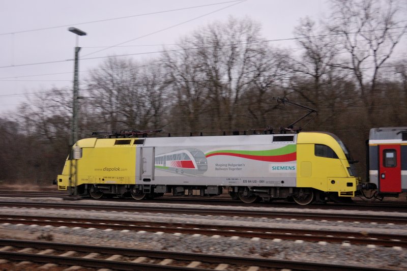 Mitzieher auf ES 64 U2-061, die mit 4 Schwesterlokomotiven, von der DB angemietet, mindestens bis Juni 2009 den ICE-Ersatzverkehr mit untersttzen sollen. Hier vor IC 79693 in Neuoffingen am 27.12.2008 .