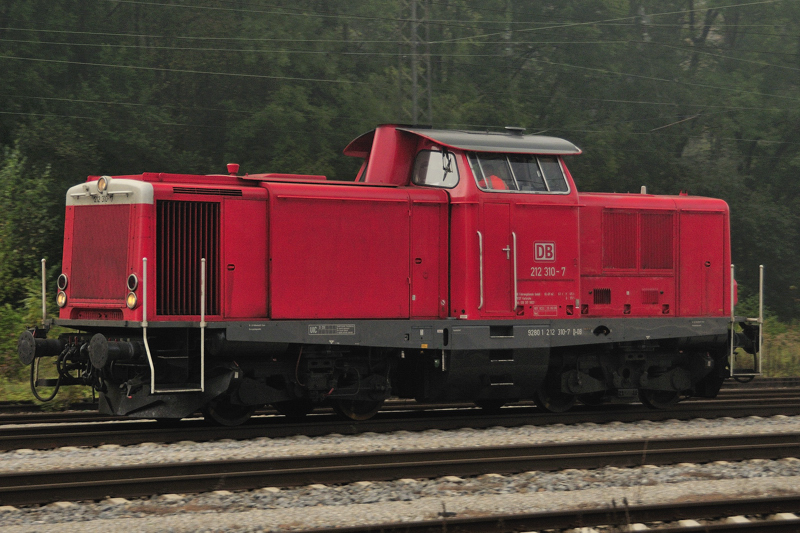 Mitzieher auf Lz 212 310-7 in Durchfahrt Neuoffingen am 02.10.09 .