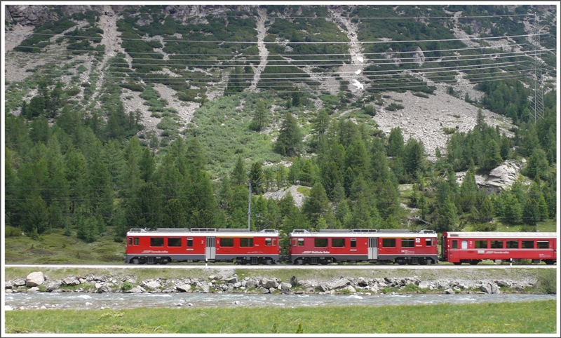 Mitzieher der beiden Triebwagen 53 und 54 des R1646 bei Suot. (03.07.2009)