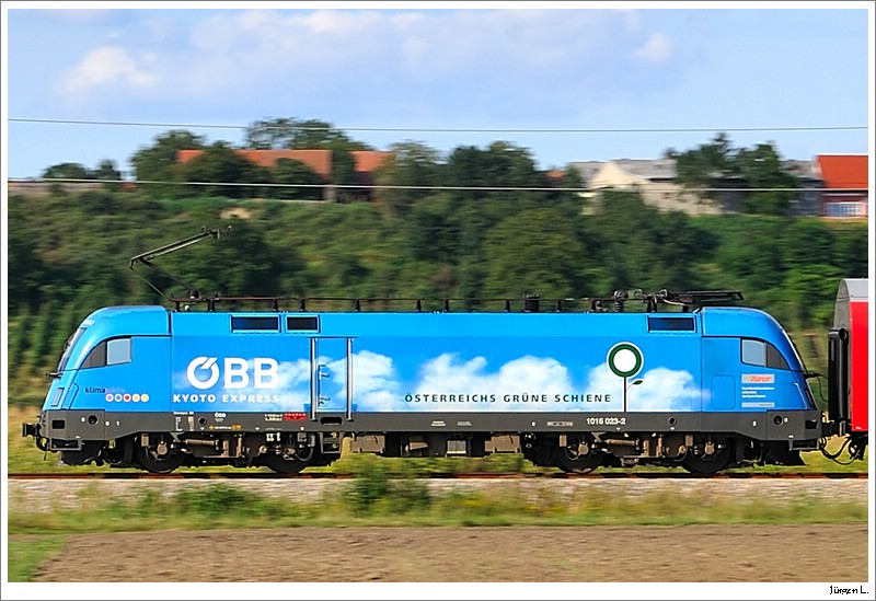 Mitzieher mit 1016.023 (Kyoto) am REX7125. Nhe Gaisruck, 30.8.2009.