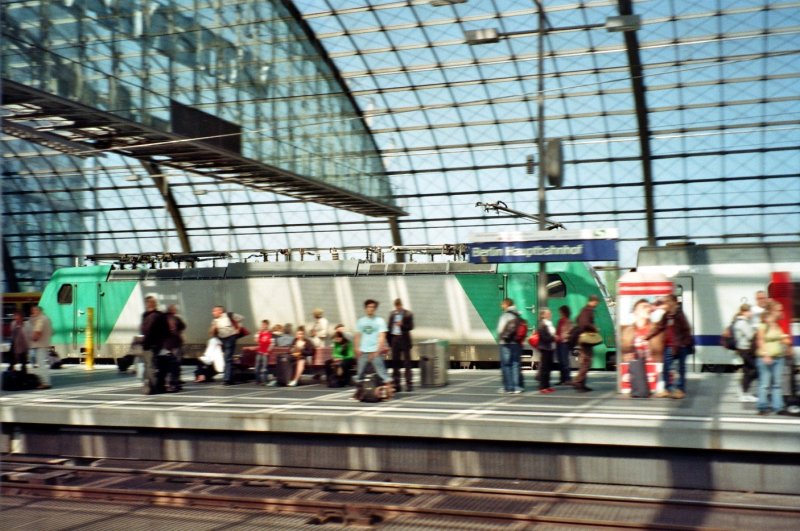 Mitzieher zum EC 46 aus Warschau Wschodnia (Berlin-Warschau-Express) mit einer Lok der BR 186 um ca. 13:30 am Berliner Hbf. am 16.04.09.