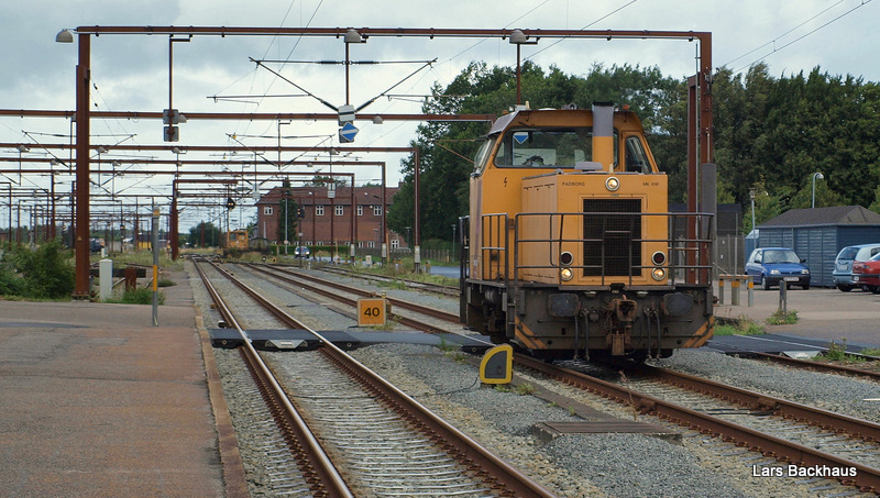 MK 618  Padborg  rollt am 13.08.09 als Tfzf durch Padborg in die Abstellgruppe im Hintergrund und wird dort den Rest des Tages verbringen.