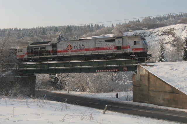 MKB-Tiger V20 am 24.02.2006 als Zuglok auf der Brcke ber die B 27 am Blauen See, zwischen Rbeland und Httenrode.
