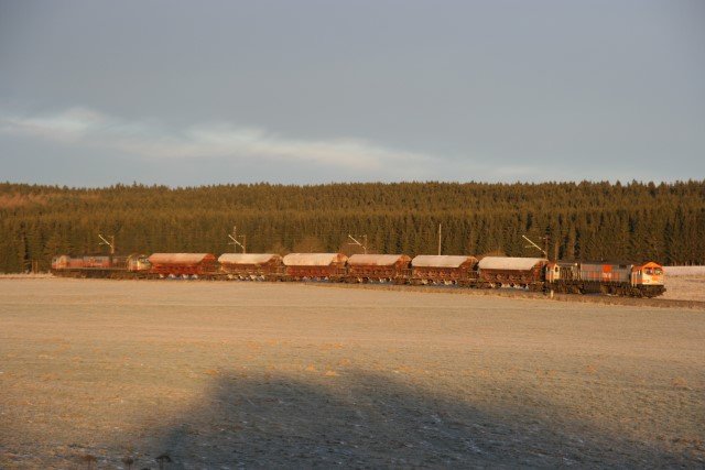 Mkb V20 und hvle V330.2 bringen einen Gterzug zum Kalkwerk Hornberg; 23.12.2007
