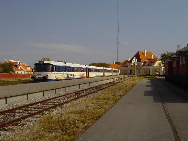 ML der Skagensbanen(Frederikshavn-Skagen-Frederikshavn)wartet in Skagen auf Rckfahrt nach Frederikshavn. Die Skagensbanen bildet zusammen mit der Hirtshalsbanen (Hjrring-Hirtshals-Hjrring)die Privatbahngesellschaft Nordjyske Jernbaner.Diese Zge wurden mittlerweile durch moderne Desirotriebzge ersetzt
