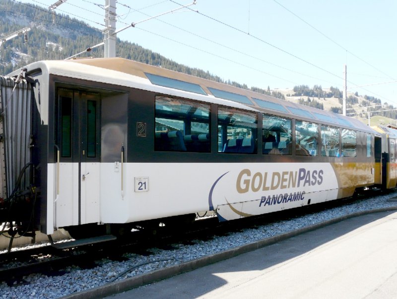 MOB / GOLDEN PASS  - Salon Personenwagen 2 Kl.mit Barabteil Brs 228 im Bahnhof von Zweisimmen am 29.03.2008