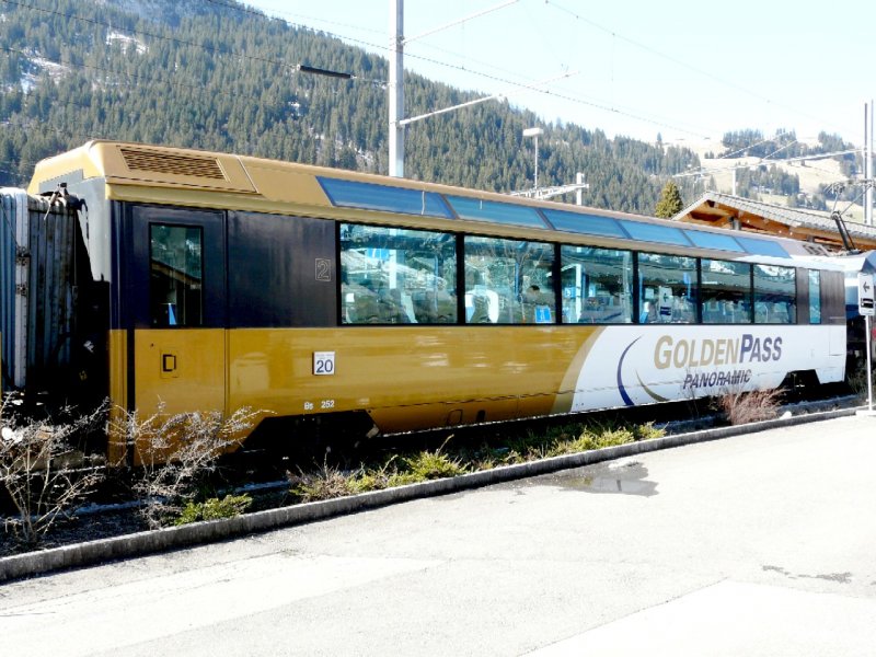 MOB / GOLDEN PASS  - Salon Personenwagen 2 Kl. Bs 252 im Bahnhof von Zweisimmen am 29.03.2008