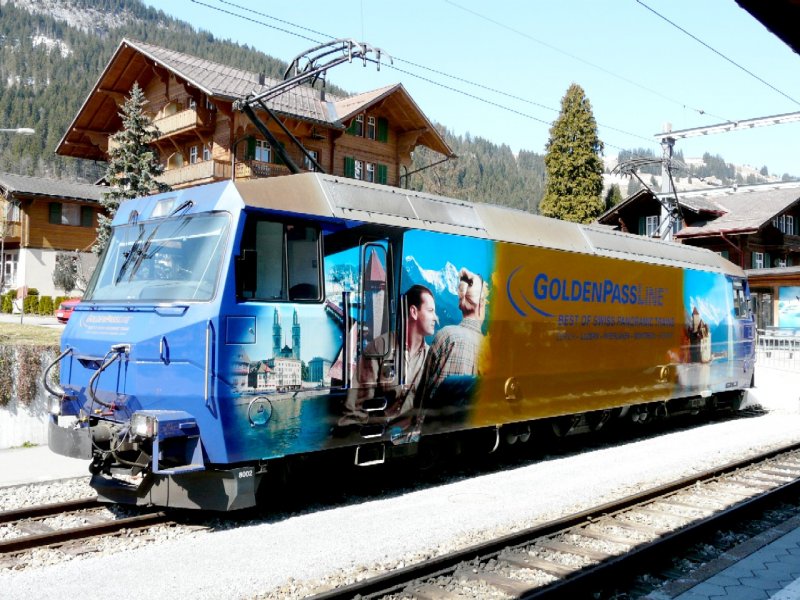 MOB / GOLDEN PASS - E-Lok Ge 4/4 8002 mit Werbung fr die GOLDEN PASS LINIE im Bahnhof von Zweisimmen am 29.03.2008