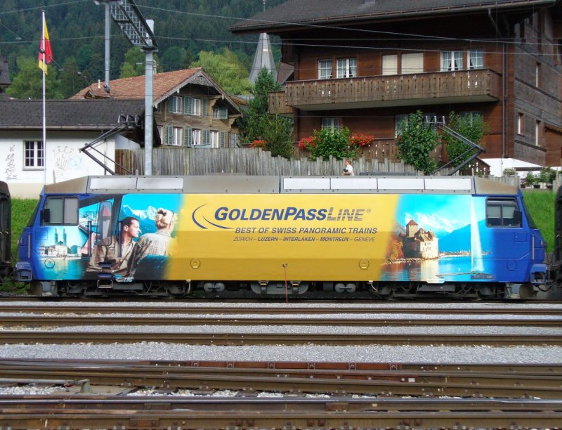 MOB - Abgestellte E-Lok Ge 4/4 8002 mit Eigenwerbung * GOLDEN PASS LINE * im Bahnhof von Zweisimmen am 29.07.2007