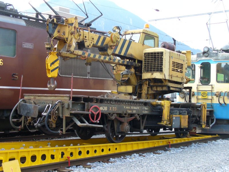 MOB - Abgestellter Kran-Dienstwagen X 23 auf dem Verladegeleise im Bahnhof von Zweisimmen am 29.07.2007