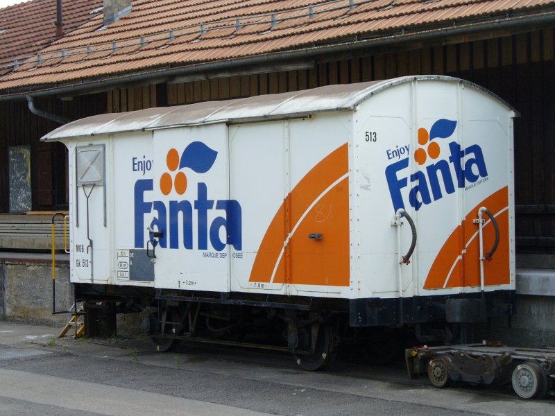 MOB - Abgsteller Gterwagen Gk 513 mit Getrnkewerbung im Bahnhof von Zweisimmen am 29.07.2007