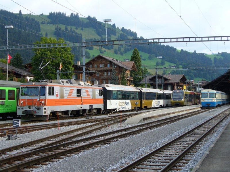 MOB - Bahnhof Zweisimmen mit GDe 4/4 6005 mit Golden Pass und Niederflurpendel und Klassischer Pendel mit Steuerwagen am 29.07.2007