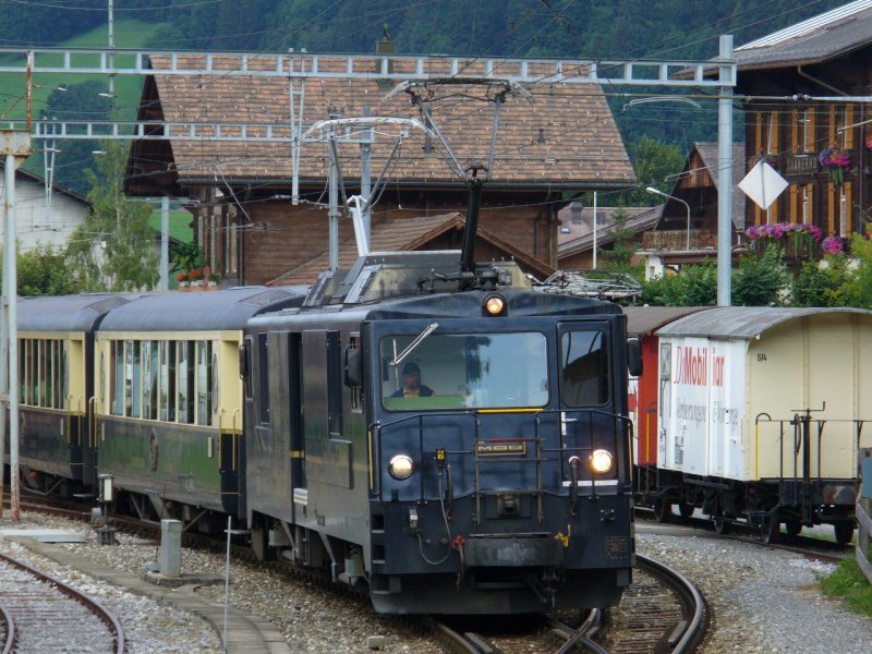 MOB - E-Lok GDe 4/4 6002 bei der Ausfahrt aus dem Bahnhof von Saanen am 29.07.2007