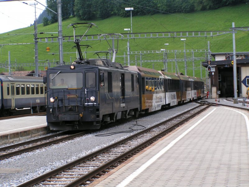 MOB E-Lok trifft aus Montreux mit Golden Pass Panorama Wagen in Zweisimmen ein. 03.08.07