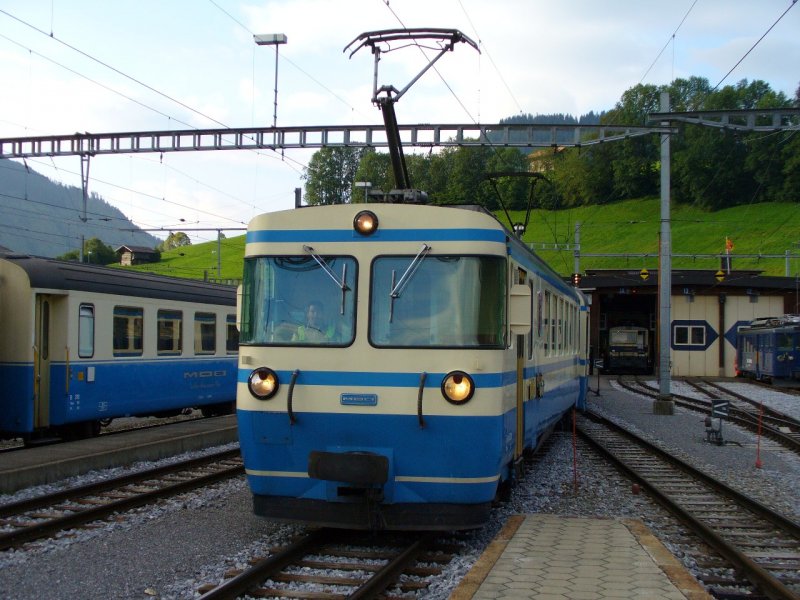 MOB - Einfahrender Triebwagen Be 4/4  5001 im Bahnhof von Zweisimmen . Hinten im Bild im Depot die E-Lok GDe 4/4  6001 und vor dem Depot der Triebwagen BDe 4/4  3004 am 29.07.2007