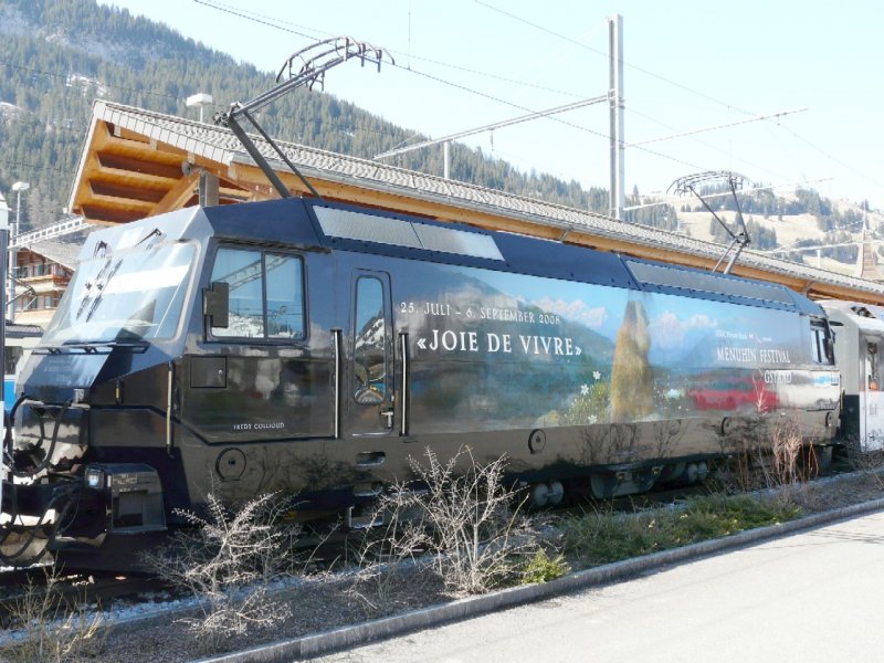 MOB - Ge 4/4 8003 mit Vollwerbung im Bahnhofsareal von Zweisimmen am 29.03.2008