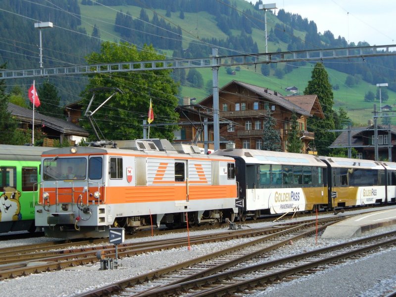 MOB - Golden Pass Personenwagen mit E-Lok GDe 4/4  6005 ( ex GFM GDE 4/4  101 ) im Bahnhof von Zweisimmen am 29.07.2007