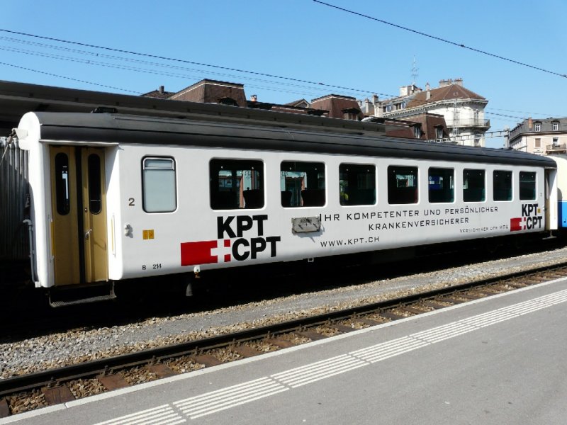 MOB -  Personenwagen 2 Kl. B  214 mit Vollwerbung im MOB Bahnhof von Montreux am 05.04.2008