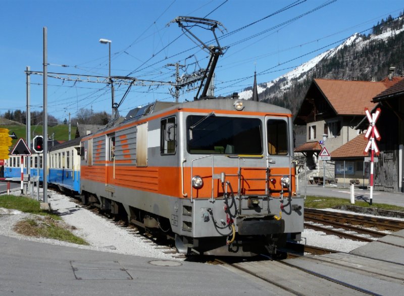 MOB - Regio nach Zweisimmen mit der GDe 4/4 102 ( ex tpf ) bei der einfahrt in den Bahnhof von Montbovon am 29.03.2008