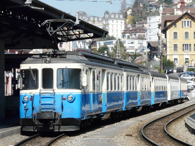 MOB - Regionalzug mit Triebwagen ABDe 8/8 4004 und 3 Personenwagen AB + B + AB im Bahnhof von Montreux am 05.04.2008