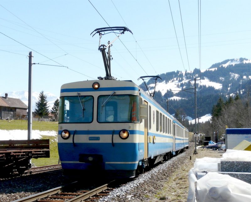 MOB - Regionalzug unterwegs nach Zweisimmen mit dem Triebwagen Be 4/4 5001 umd 2 Kl. Personenwagen sowie dem Steuerwagen ABt 5301  bei der einfahrt zu der Haltestelle Stckli am 29.03.2008