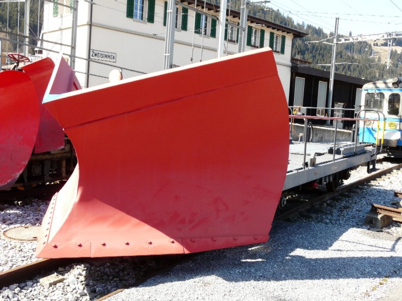 MOB - Schneepflug / Dienstwagen X  60 im Bahnhofsareal von Zweisimmen am 29.03.2008