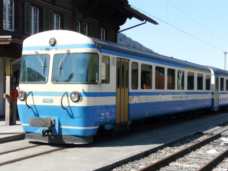 MOB - Steuerwagen 1 + 2 Kl. ABt 5301 im Bahnhofsareal von Lenk  ma 29.03.2008