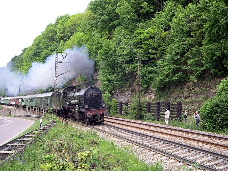 MOB Treff Gppingen - Anlsslich der Vernastaltung in Gppingen am 12.06.2005 befhren auch einige Dampfzge die Geislinger Steige. Einen spektakulren Auftritt hatte dabei auch die 38 3199 mit ihren Bghw-Wagen eines Eisenbahnvereins aus Sinsheim im Elsenz.