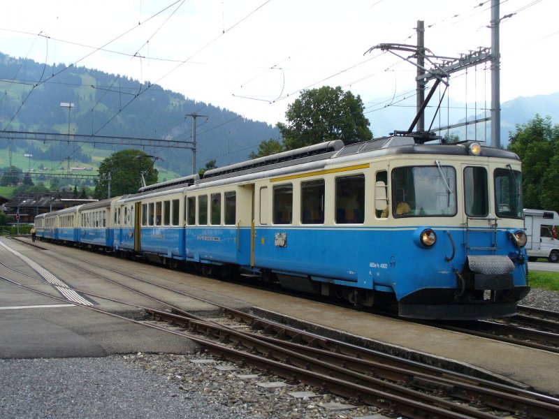 MOB - Triebwagen ABDe 8/8 4002 im Schnellzugsdienst im Bahnhof von Saanen am 29.07.2007